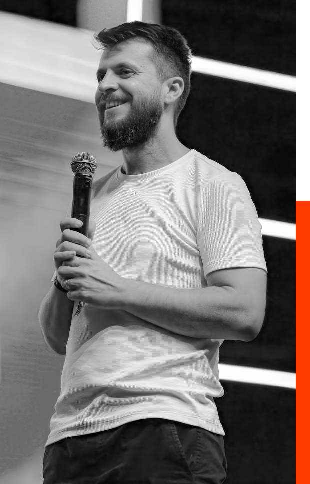 Dr. Jonatas Leonio falando ao microfone