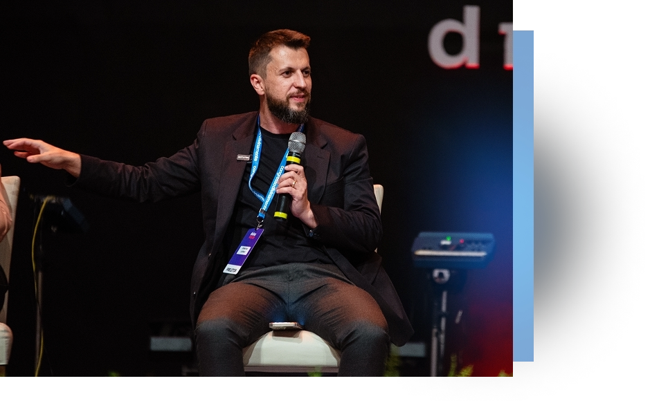 Dr. Jonatas Leonio falando ao microfone em um evento do Divinamente