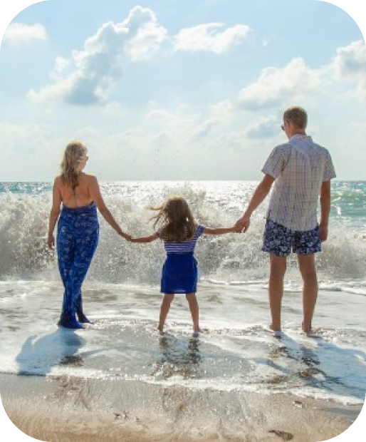 Família de mãos dadas entrando no mar