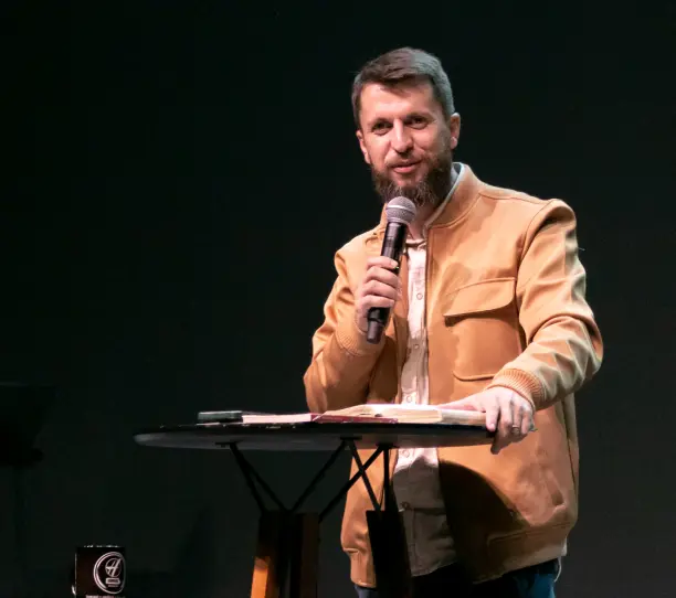 Dr. Jonatas Leonio fala ao lado de uma mesa alta.