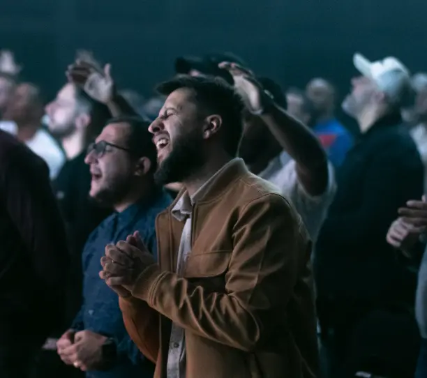 Participantes emocionados durante o louvor.