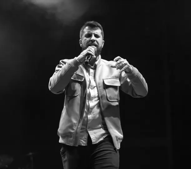 Dr. Jonatas Leonio ao microfone, em preto e branco.