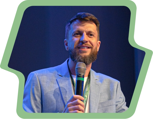Dr. Jonatas Leonio ministra ao microfone no Seminário.