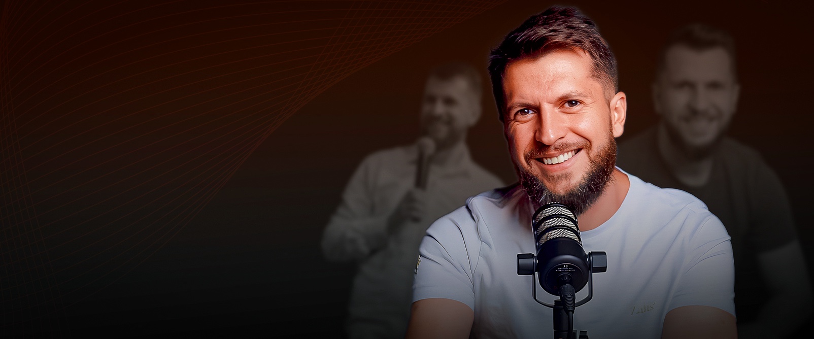 Dr. Jonatas Leonio sorrindo, em um estúdio de gravação.